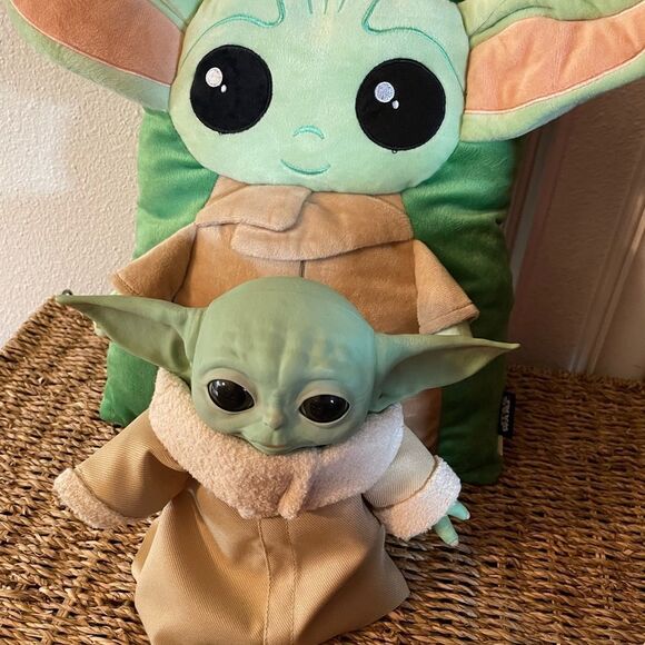 Star Wars Yoda Animatronic Yoda and Star Wars Kids Yoda Comfort Pillow - Picture 1 of 14